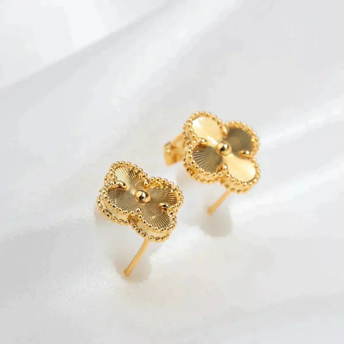 [Moco]CLOVER MEDIUM 1 MOTIFS LASER EARRINGS