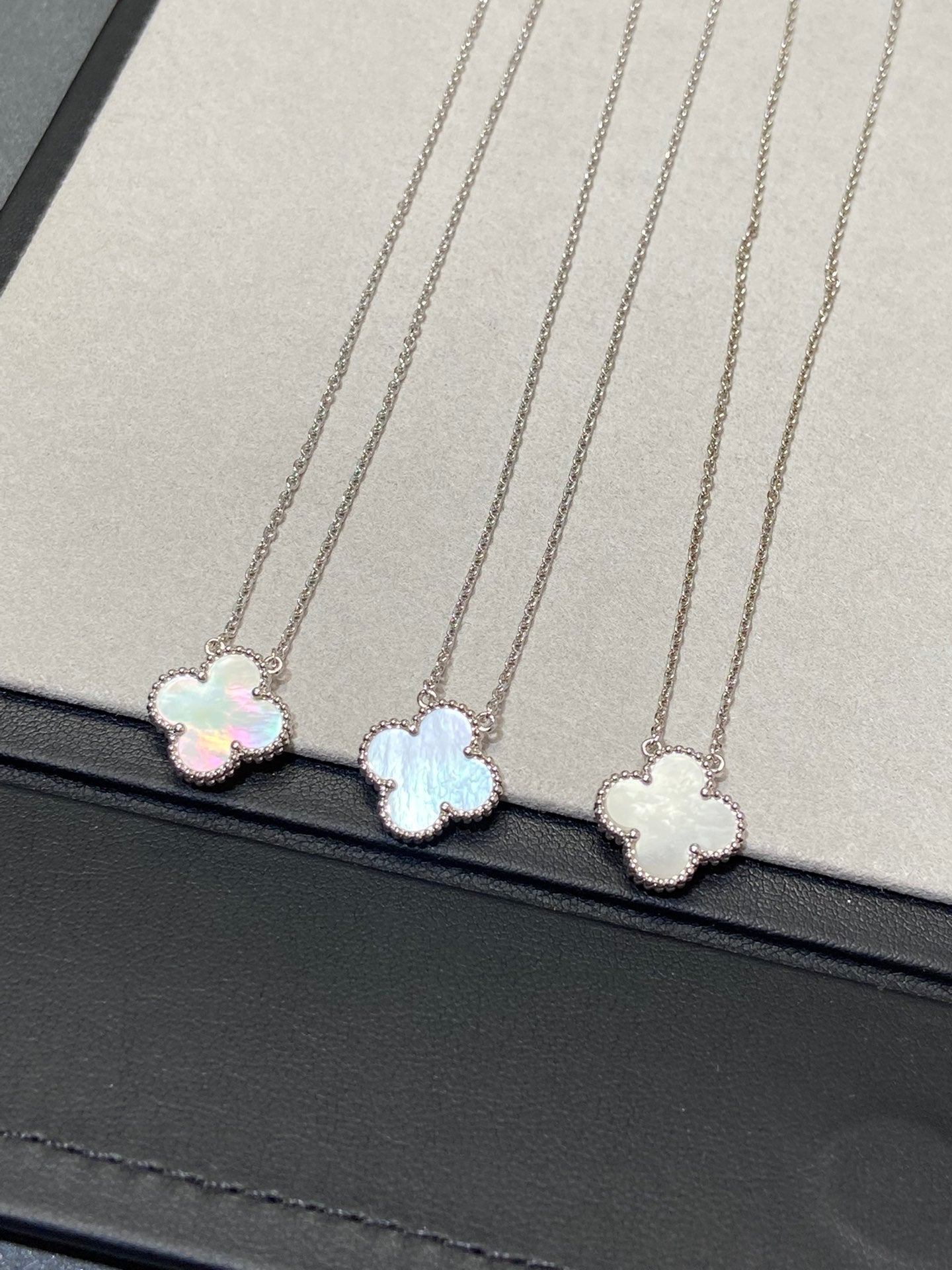 [Moco]CLOVER MEDIUM SILVER WHITE MOP NECKLACE