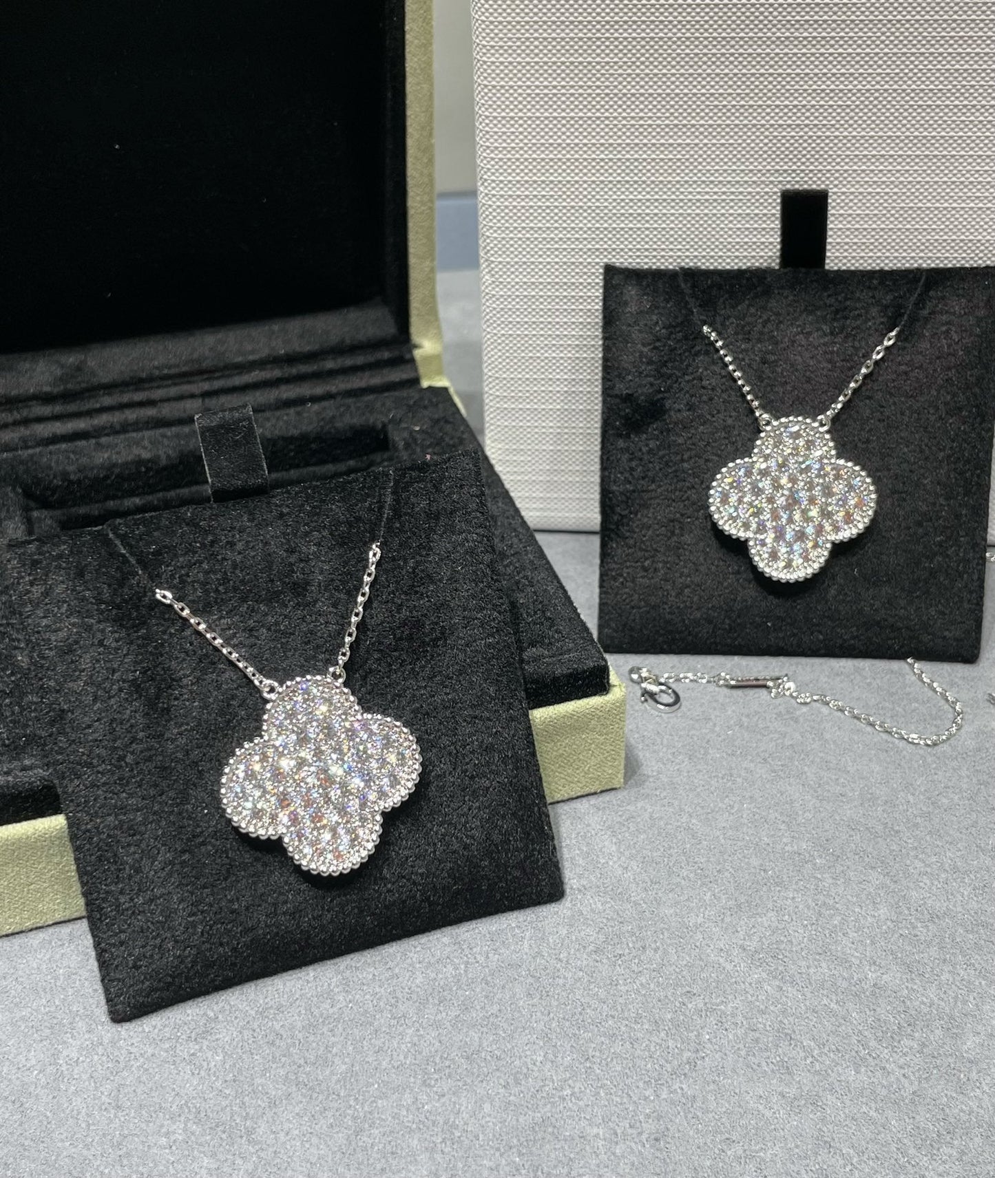 [Moco]CLOVER 25MM LARGE PENDANT DIAMOND PAVED SILVER NECKLACE