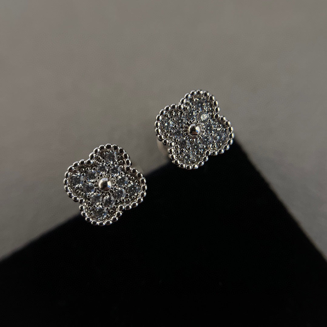 [Moco]CLOVER MINI DIAMOND STUD EARRINGS